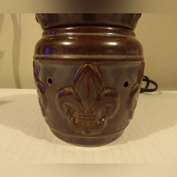 Scentsy Chateau Mid-Size Warmer With Bulb (tested) Retired Fleur De Lis Design - Picture 2 of 8